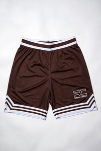 Shorts de basket-ball rose vif avec bordure blanche et rose et logo RC, pour un look élégant et professionnel pour les équipes sportives. - Product Image 4