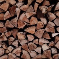 Bois de chauffage séché avec soin, fourni à l'exportation, livraison de grumes de bois dur assainies pour les acheteurs de combustible en gros, emballées de manière sécurisée