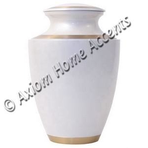 Elegante urna de latón con exquisita artesanía y un acabado brillante para un tributo amoroso por Axiom Home Accents - Product Image 3