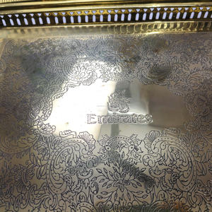 Plateau de service rectangulaire perforé plaqué or de qualité supérieure avec logo des Émirats gravé sur mesure et motif filigrané - Product Image 3