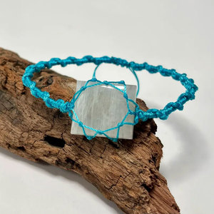 Pulsera de Macramé Hecha a Mano con Selenita, Cordón Azul, Piedra Curativa de Cristal, Joyería Boho Ajustable para Mujer - Product Image 1