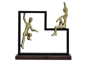 Escultura Metálica Contemporánea Abstracta con Figuras Humanas en Aluminio sobre Marco Geométrico Negro para Decoración del Hogar u Oficina - Product Image 3