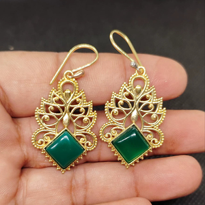 Boucles d'oreilles pendantes en laiton alliage cuivre onyx vert plaqué or, tendance, pour mariage, fabriquées en Inde - Product Image 1