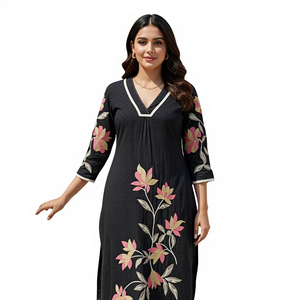 Ensemble 3 pièces élégant et festif pour femme, kurta longue évasée et pantalon en toile noire unie, style ethnique indien et pakistanais - Product Image 1