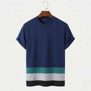 Camiseta Moderna para Hombre en Azul Marino con Bloques de Color en Contraste, Cuello Redondo, Manga Corta, Algodón Premium, Estilo Casual Urbano con Panel Inferior a Rayas - Product Image 4