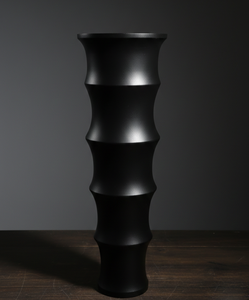 Vase à fleurs de luxe en métal noir mat style bambou, design côtelé élégant et haut, fait main, pièce maîtresse moderne pour la décoration intérieure, individuel - Product Image 4