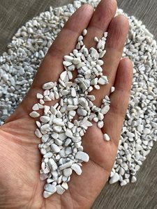 Vente en gros de gravier de cristal d'howlite poli et gravé de 3-5 mm, pierre de guérison en vrac pour la décoration intérieure et les fêtes chez Amayra Crystals Exports - Product Image 4