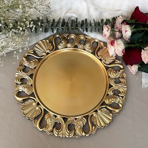 Platos decorativos redondos vintage con diseño floral dorado para mesas de boda, ideales para banquetes de lujo en hoteles y restaurantes. - Product Image 1