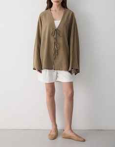 เสื้อเชิ้ตผู้หญิงสไตล์วินเทจน่ารัก ผ้าลินิน 100% แบบไม่ทอ ย้อมสีพื้น ทรงห่อ คอวี ผูกเชือก แขนยาว ทรงหลวม - Product Image 5