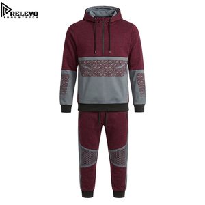 Conjunto Deportivo para Hombre en Color Borgoña y Gris con Estampado de Panal de Abeja, Conjunto Técnico de Dos Piezas con Sudadera con Capucha y Cierre de Media Cremallera y Pantalones Deportivos - Product Image 1