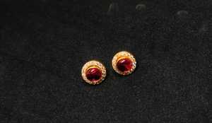 Boucles d'oreilles clous plaquées or en gros avec pierres rouges et bordure en strass, bijoux fantaisie de mode indienne pour femmes, jeunes filles et mariées - Product Image 4