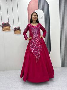 Vestido Étnico de Seda Vichitra Bordado en Rosa Brillante con Lentejuelas de Pavo Real y Mangas Largas para Mujer, Ideal para Bodas, Graduaciones y Fiestas de Diwali - Product Image 6