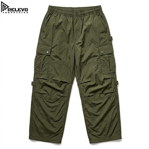 Pantalones Cargo de Nylon Verde Oliva Personalizados al por Mayor para Hombre, Pantalones de Paracaídas de Nylon Ligero con Efecto Arrugado, Corte Holgado y Pierna Ancha - Product Image 1