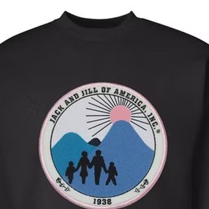 เสื้อสเวตเชิ้ตคอกลมสีดำสำหรับผู้ชาย พร้อมตราสัญลักษณ์ปักที่อก แขนยาว สวมใส่สบาย ผ้าฟลีซนุ่ม เหมาะสำหรับใส่ในชีวิตประจำวันช่วงฤดูหนาว - Product Image 2
