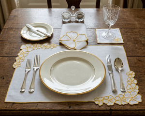 Ensemble de sets de table et serviettes en lin brodé, motif de fleurs découpées jaunes, sets de table réutilisables, décoration de table classique pour la maison - Product Image 2