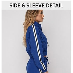 Ensemble de survêtement coupe-vent deux pièces bleu roi de qualité supérieure pour femme avec col montant, veste coupe-vent courte zippée et short - Product Image 5