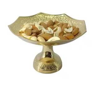 Bol de service de luxe en métal doré avec pieds, décoré en relief, pour fruits secs et noix, Skies Trader - Product Image 1