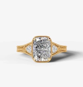 Anillo de compromiso de moissanita con corte cojín de 8x10mm, chapado en oro de 18K sobre plata de ley, engaste de puntas, estilo vintage para boda nupcial - Product Image 1