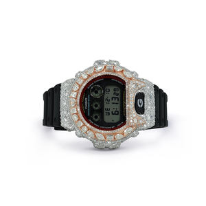 Reloj elegante con incrustaciones de moissanita y diamantes, caja de plata de ley y correa de caucho negra. - Product Image 1