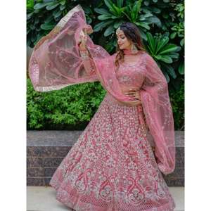 Vestido de Cóctel - Lehenga Choli de Tela Suave con Detalles en Dori Rosa - Product Image 1