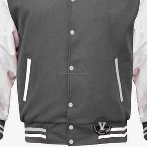 Blouson d'hiver unisexe en satin personnalisé, grande taille, avec motif gaufré, col montant, style universitaire Letterman, enduit – Vente en gros - Product Image 5