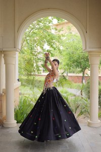 Hermoso Lehenga Choli Negro de Diseñador con Conjunto de Lehenga para Mujer, con Trabajo de Espejos, para Navratri, Garba, Festivales, Bodas y Fiestas - Product Image 2