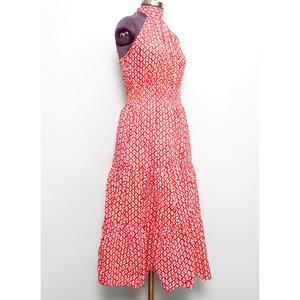 เดรสยาวผ้าฝ้าย 100% ระบายอากาศได้ดีสำหรับผู้หญิง คอแบบผูก สายคล้องไหล่ แขนแบบเปิดไหล่ ทรงเอไลน์ ลายดอกไม้สไตล์โบโฮ เหมาะสำหรับใส่ไปเที่ยวทะเลในฤดูร้อน - Product Image 4