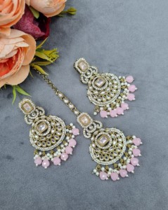 Pendientes de diseñador con circonita cúbica en forma de media luna y conjunto de mangtika, conjunto de joyería de moda para fiestas con piedras preciosas, cristales y perlas. - Product Image 5