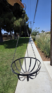 Grand panier suspendu en métal noir avec cadre en fer courbé décoratif et support de pot de fleurs suspendu à une chaîne pour l'extérieur - Product Image 3