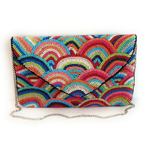 Bolso de mano tipo sobre multicolor arcoíris con cuentas, hecho a mano, estilo bohemio para fiesta, con cadena plateada, vibrante, bordado, monedero duradero con cierre magnético - Product Image 2
