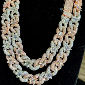 Collier Fleur Unique Plaqué Or Rose, Sertie de Moissanite VVS1, Largeur 15mm, Style Rappeur, avec Chaîne Maille Cubaine Infinie en Argent 925 - Product Image 5