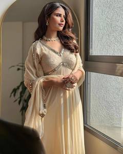 Vestido Anarkali Blanco de Georgette Sintética Pesada con Bordado Chikankari, Trabajo de Espejos Reales, Cuello en V, Borde de Dupatta, Secado Rápido, Ideal para Fiestas de Verano - Product Image 5