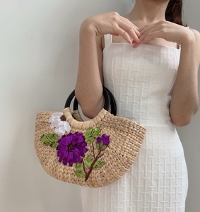 กระเป๋าถือทรงเปลือกหอยประดับมุกสำหรับผู้หญิง แบรนด์ May Tre La LTL Collection ดีไซน์ทันสมัย สวยหรู สไตล์วินเทจ ทำด้วยมือ เป็นมิตรต่อสิ่งแวดล้อม เหมาะสำหรับการเดินทางท่องเที่ยวกลางแจ้ง - Product Image 4
