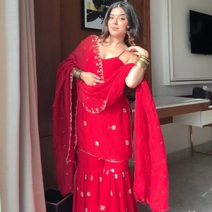 Haut brodé en georgette Royal Blooming avec dupatta assortie, tenue ethnique traditionnelle pour mariage, vêtements féminins. - Product Image 1