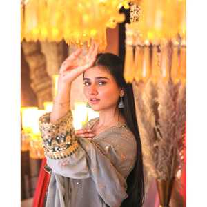 Ropa de Diseñador India y Pakistaní, Hermoso Conjunto de Top, Pantalón y Dupatta para Fiestas - Product Image 1