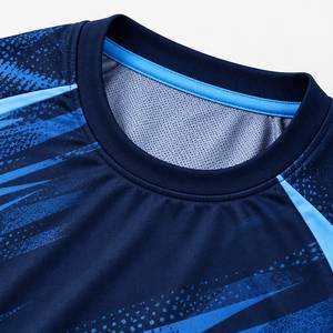 Camiseta de Fútbol Sublimada para Hombre, Manga Corta, Cuello Redondo, Absorbe la Humedad, 100% Poliéster, Corte Atlético, Estampado Geométrico Azul - Product Image 5