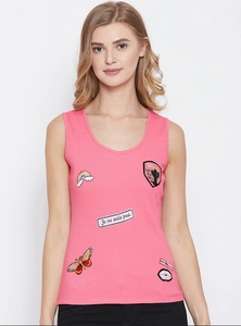 Camiseta sin mangas de punto rosa para mujer con apliques de mariposas arcoíris, top informal con cuello redondo - Product Image 6
