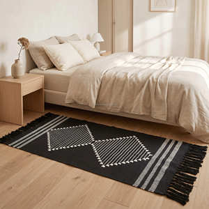 Tapis d'appoint bohème en coton tissé à la main avec motifs losanges noirs pour chambre, entrée et décoration intérieure contemporaine - Product Image 6