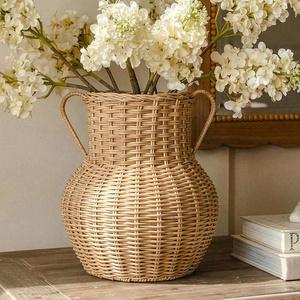 Vase décoratif vintage en rotin tressé à la main avec deux poignées, pot à fleurs en osier naturel pour la décoration intérieure de style farmhouse - Product Image 1