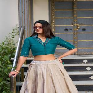 ヴァストラコテージ マスタードタッサーシルク花柄プリントステッチレヘンガ、バンガローミラーワークブラウス付き、女性用パーティーエスニックウェア - Product Image 1