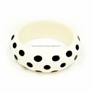 Bracelet en résine avec rayures noires et blanches Bracelet large fait à la main Bijoux graphiques audacieux Design moderne en résine pour des tenues élégantes - Product Image 6