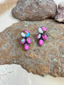 Anillo de compromiso ovalado Trilogy con un diamante central de 1+ quilates cultivado en laboratorio y piedras laterales en forma de pera en oro amarillo, blanco, rosa y platino de 18 quilates. - Product Image 5