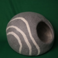 SAMYAK Lit pour chat en feutre écologique en laine mérinos - Lit pour animaux de compagnie fait à la main, confortable pour l'intérieur, motif rayé, tailles et couleurs personnalisables
