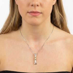 สร้อยคอจี้ทองเหลืองแบบสองสีประดับเพชร CZ ดีไซน์มินิมอล ขายส่ง - Product Image 4