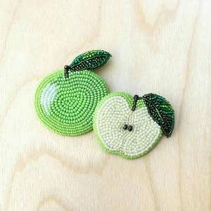 Ensemble de broches artisanales en forme de pomme verte, brodées à la main avec des perles de verre, épingles de revers sur le thème de la nature pour femmes, articles de boutique de mode - Product Image 1