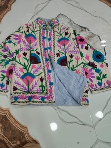 Chaquetas Acolchadas Suzani Florales Hechas a Mano con Bordado Intrincado, Ropa Casual de Invierno de Algodón Transpirable y Ecológico para Boutiques - Product Image 2
