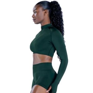 Ensemble de vêtements de sport pour femmes, haut court à manches longues vert foncé et short, tenue de yoga, deux pièces, coupe ajustée, vêtements de sport pour la salle de sport - Product Image 4