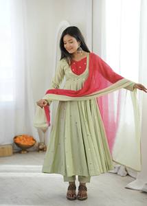 Costume Anarkali traditionnel vert clair pour femmes avec dupatta rouge, coupe ample, longueur cheville, en coton, vêtements décontractés, style Inde Pakistan - Product Image 1