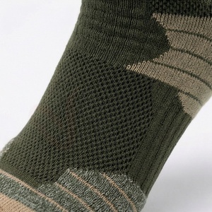 Chaussettes de sport pour hommes, vert uni, tricotées, respirantes, en coton, polyester et élasthanne, style classique pour l'été - Product Image 5