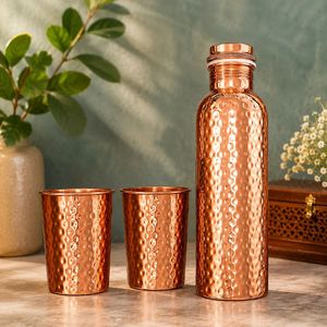 Botella de Agua de Cobre Martillado con 2 Vasos, Juego de Bebidas Reutilizable y Portátil, Estilo Clásico para Hogar, Oficina y Exteriores - Product Image 3